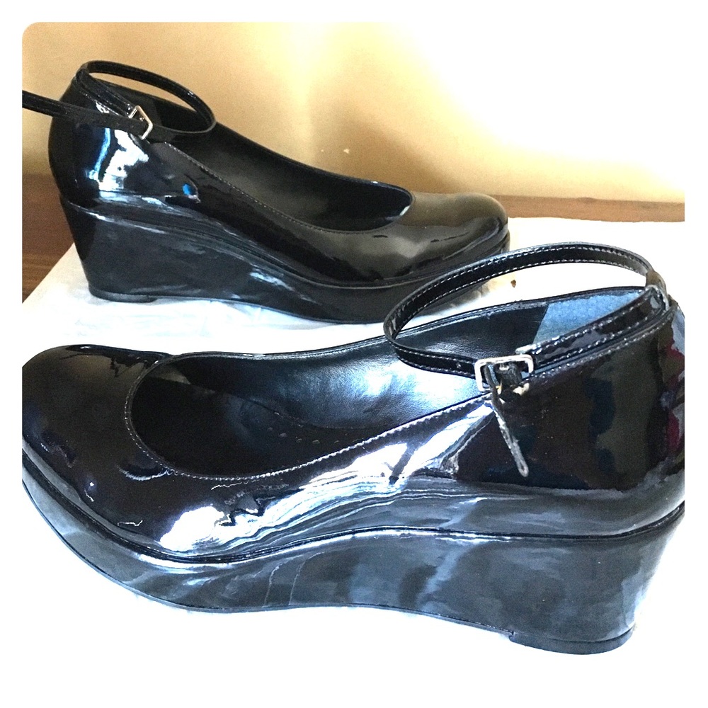 BCB Girls black patent (leather?) shoes 8.5